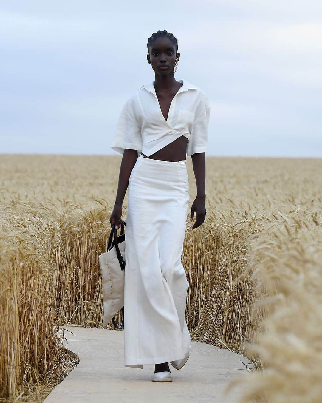 Fashion Weekのインスタグラム：「Field of dreams 💛 @jacquemus Spring/Summer 2021. Photo by @gettyimages.」