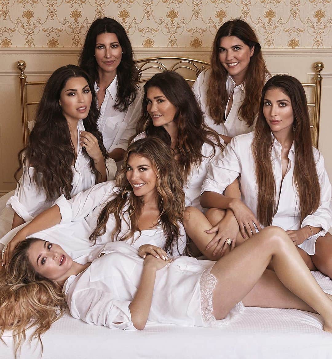 ヨランテ・ヴァン・カスベルヘンのインスタグラム：「Believe it or not.. all these beauties are my sisters!! 💕 As a matter of fact there’s 2 of my sisters missing on this picture. we are with 13 children in total ( 4 brothers / 9 sisters ) I’m super blessed with my family because they are the most amazing people in the world!! Sisters Cabau I love you all super duper much!!! 💕💕💕💕💕💕💕💕💕💕💕💕💕💕💕💕」
