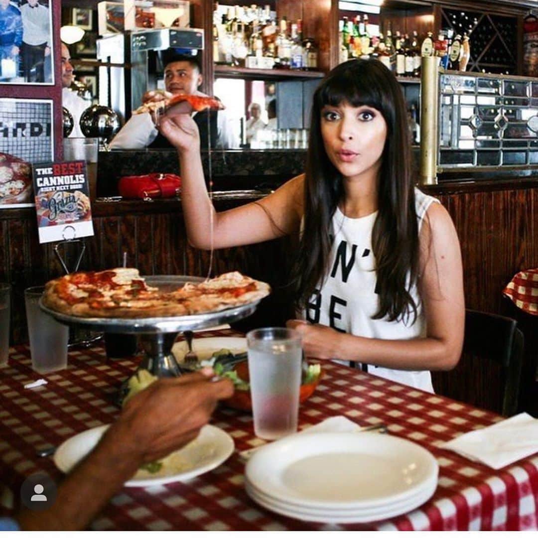 ハンナ・シモンのインスタグラム：「This will be me all day today. But in my house. And in my pajamas. And alone. And staring at ten screens. Eating the entire pizza. With absolutely no salad. And a glass that is perpetually full but not with water no sir. But other than that, exactly me.   A perfect picture of physical and mental health.」
