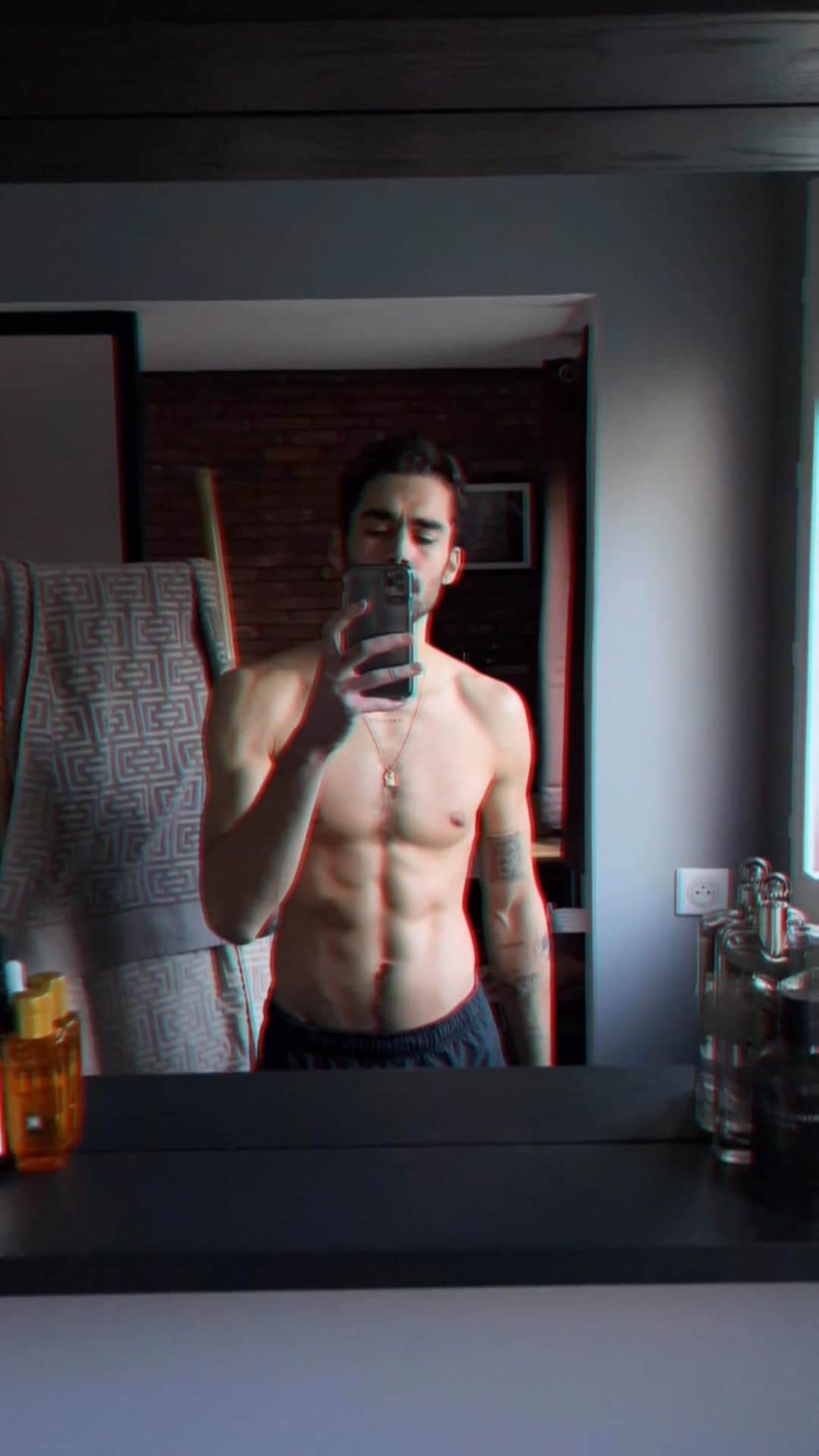 NICOLAS SIMOESのインスタグラム：「Back to home workouts 🔥」
