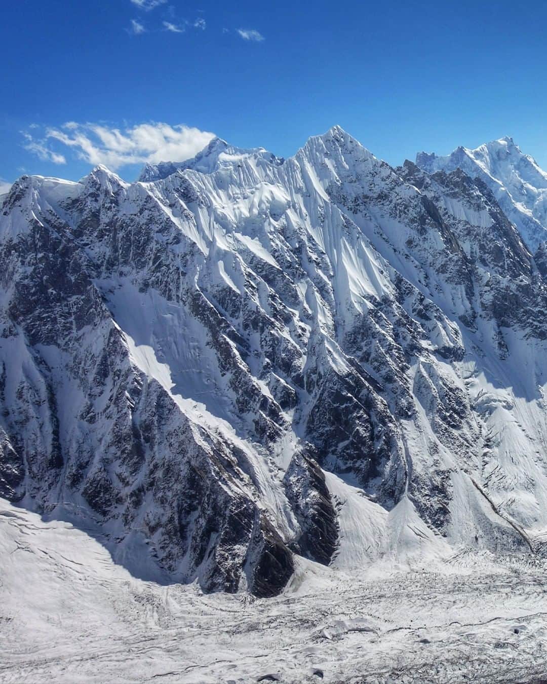 ミレーのインスタグラム：「Bright memories of acclimatization time for @symon9v and @pierrick_fine before their first ascent of the Sani Pakkush (6953m) south face.  #MilletRiseUp」