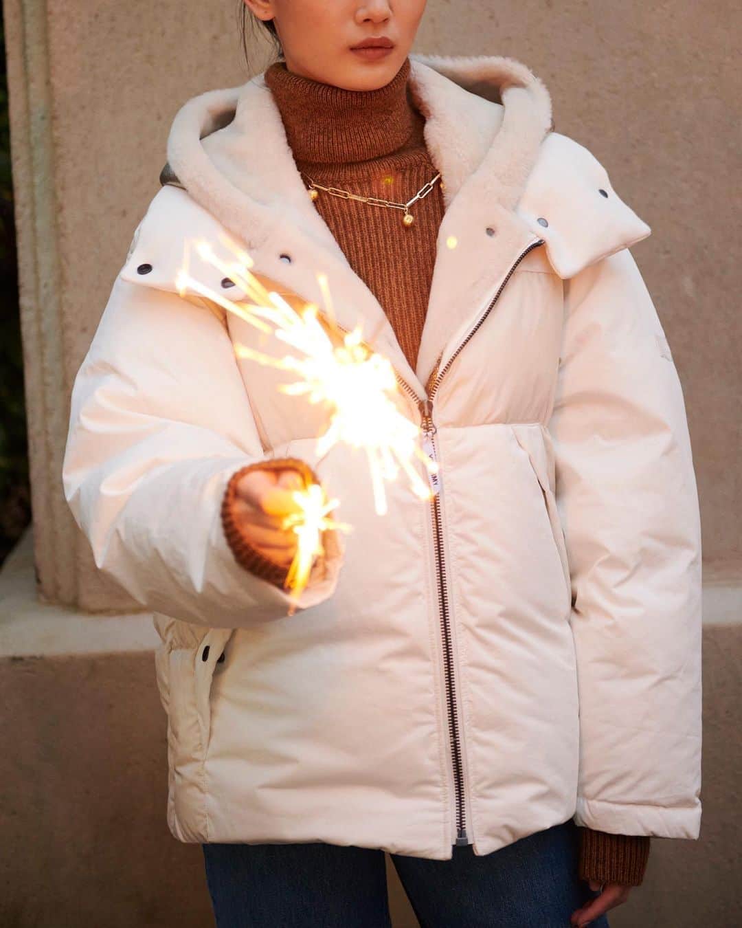 Harrodsのインスタグラム：「The bright spark in our outerwear arsenal, @yves_salomon's hybrid jacket combines cosy textures and the finest materials – from technical configurations to shearling – to exceptional effect.  #Harrods #HarrodsFashion #YvesSalomon  Harrods will be closed from the end of trading on Wednesday 4th November, in line with government guidelines. You can continue to access in-store departments from home with our remote personal shopping service, Virtual Concierge, as well as shop online at harrods.com.」
