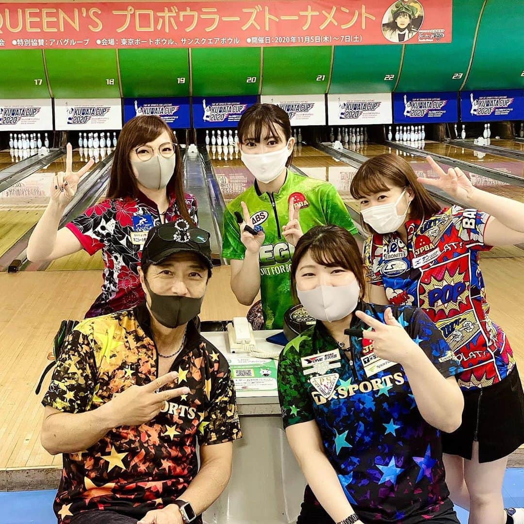 黒田アーサーのインスタグラム：「月曜日の花きゃべつリーグ。今週は💕秋山希望プロ💕渡辺けあきプロ💕飯田菜々プロ💕矢野朋代プロでした❣️朋ちゃんと色違いでアーサーモデルのユニフォーム😊✨アーサー&朋代ペアは今週もリーグトップを維持しました😉👍👍花きゃべつリーグもあと2週で今シーズンは終了！朋ちゃん、頑張って優勝しようね😊✌️そしてプロの皆さん！APA頑張って‼️ #東京ポートボウル #花きゃべつリーグ #秋山希望プロ #渡辺けあきプロ #飯田菜々プロ  #矢野朋代プロ  #黒田アーサー #公式アンバサダー #ボウリング好きな人と繋がりたい  #ボウリング愛 #bowling #볼링」