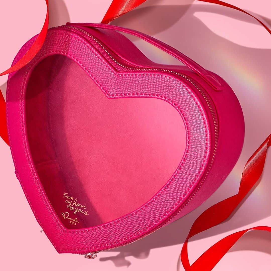 KORA Organicsさんのインスタグラム写真 - (KORA OrganicsInstagram)「Inspired by love, @MirandaKerr created this heart-shaped beauty bag so you can take LOVE with you, wherever you go. 💖 Visit our link in bio to purchase or spend $150 AUD/$100 USD to receive the Love Beauty Bag as a gift with purchase. 🎁 #KORAOranics #MindBodySkin #Holiday2020」11月5日 2時37分 - koraorganics