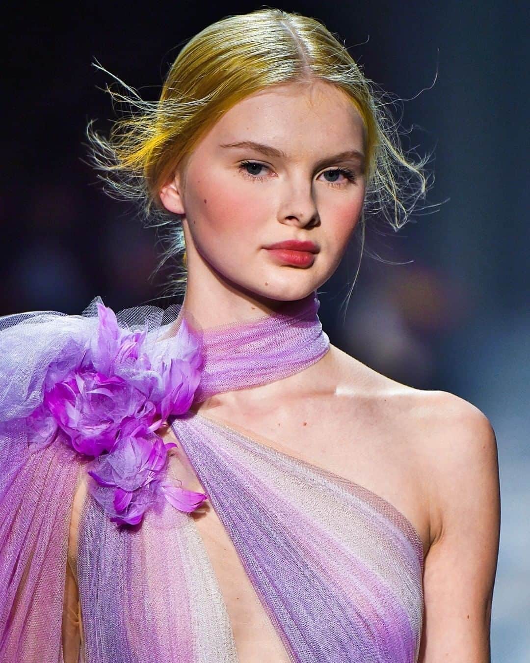 Marchesaさんのインスタグラム写真 - (MarchesaInstagram)「Combining delicate tulle and lavish purple hues to create this ethereal look from Fall Winter 2016 Marchesa. #marchesa #fw16marchesa」11月5日 2時33分 - marchesafashion