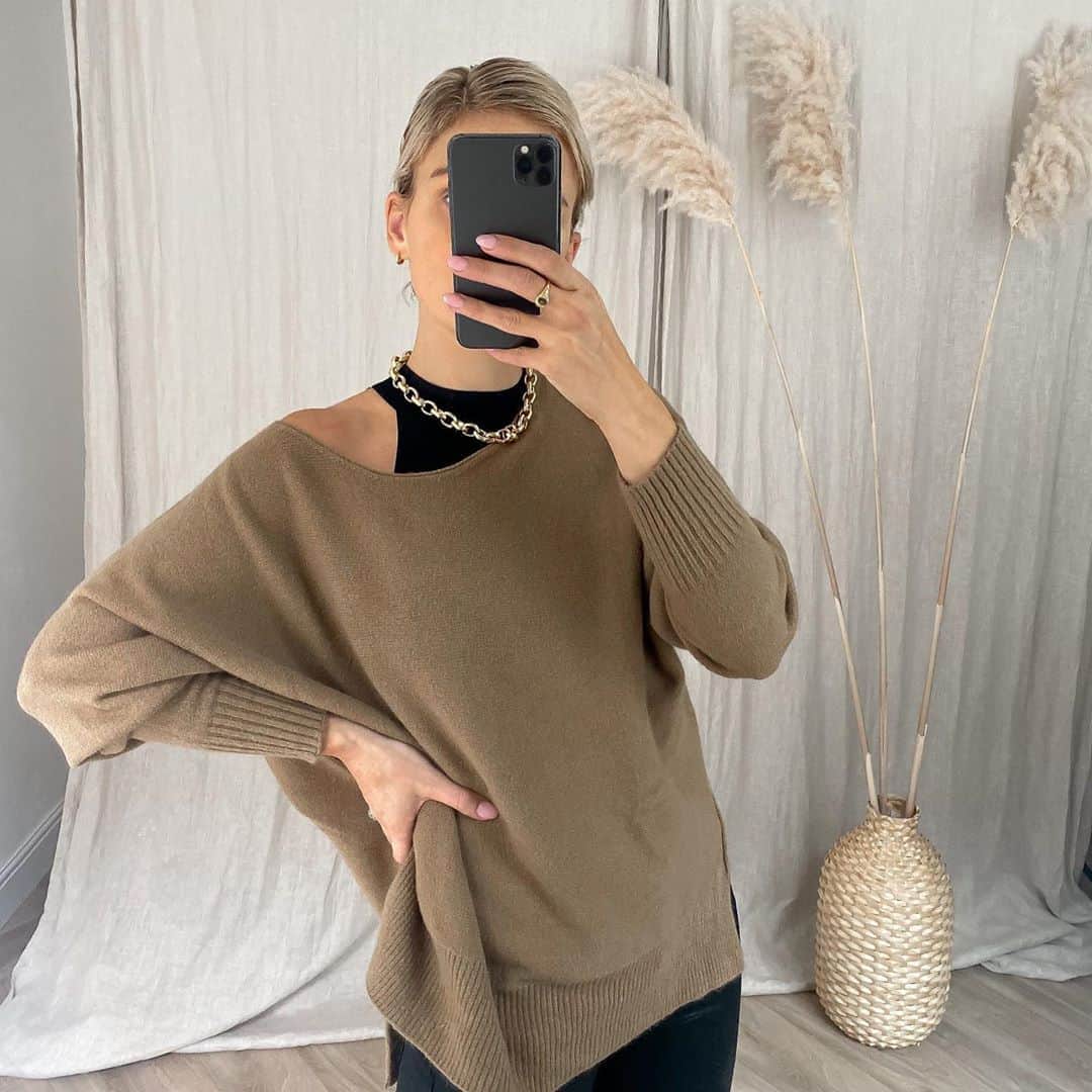 チャーリーさんのインスタグラム写真 - (チャーリーInstagram)「No place like home. Embracing lockdown 2.0 in England as a chance to slow down, re-align and reset. Some of our favorite new stay home styles as worn by @naaomiross   Easy-Luxe and perfect for right now ✨ . . . . . . . . . #luxeknits #autumnstyle #knitwearfashion #stayhomestyle #ootdinspiration #sweaterweather」11月5日 2時45分 - charli_london