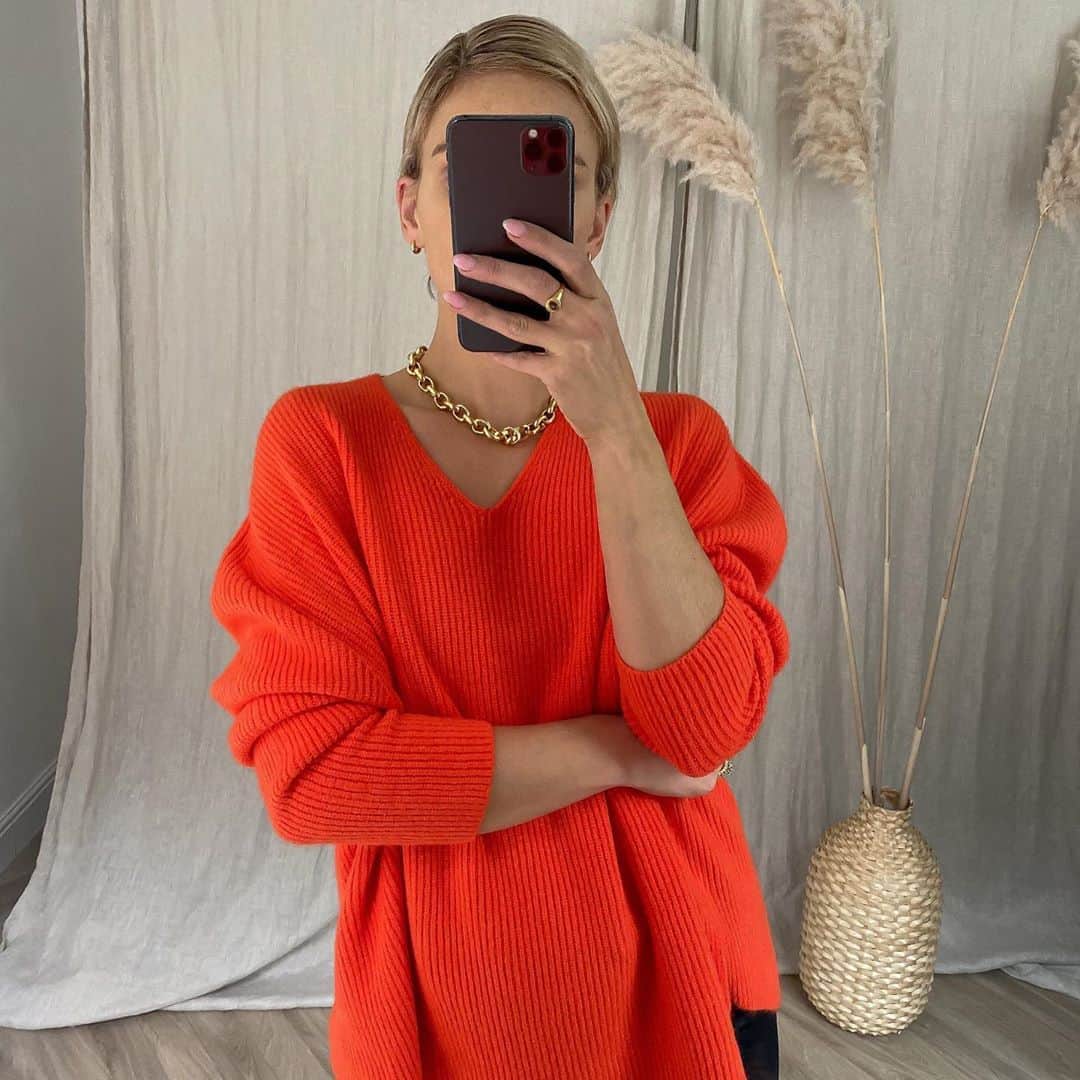 チャーリーさんのインスタグラム写真 - (チャーリーInstagram)「No place like home. Embracing lockdown 2.0 in England as a chance to slow down, re-align and reset. Some of our favorite new stay home styles as worn by @naaomiross   Easy-Luxe and perfect for right now ✨ . . . . . . . . . #luxeknits #autumnstyle #knitwearfashion #stayhomestyle #ootdinspiration #sweaterweather」11月5日 2時45分 - charli_london