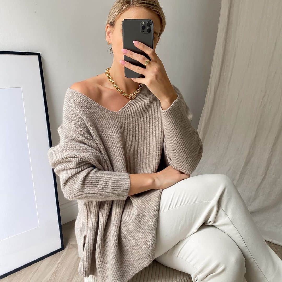 チャーリーさんのインスタグラム写真 - (チャーリーInstagram)「No place like home. Embracing lockdown 2.0 in England as a chance to slow down, re-align and reset. Some of our favorite new stay home styles as worn by @naaomiross   Easy-Luxe and perfect for right now ✨ . . . . . . . . . #luxeknits #autumnstyle #knitwearfashion #stayhomestyle #ootdinspiration #sweaterweather」11月5日 2時45分 - charli_london