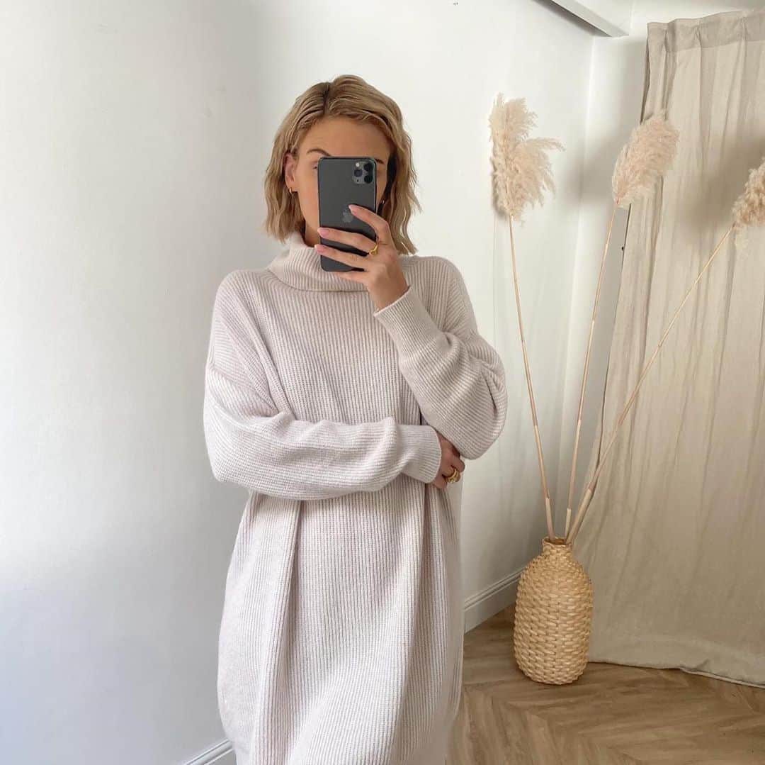 チャーリーさんのインスタグラム写真 - (チャーリーInstagram)「No place like home. Embracing lockdown 2.0 in England as a chance to slow down, re-align and reset. Some of our favorite new stay home styles as worn by @naaomiross   Easy-Luxe and perfect for right now ✨ . . . . . . . . . #luxeknits #autumnstyle #knitwearfashion #stayhomestyle #ootdinspiration #sweaterweather」11月5日 2時45分 - charli_london