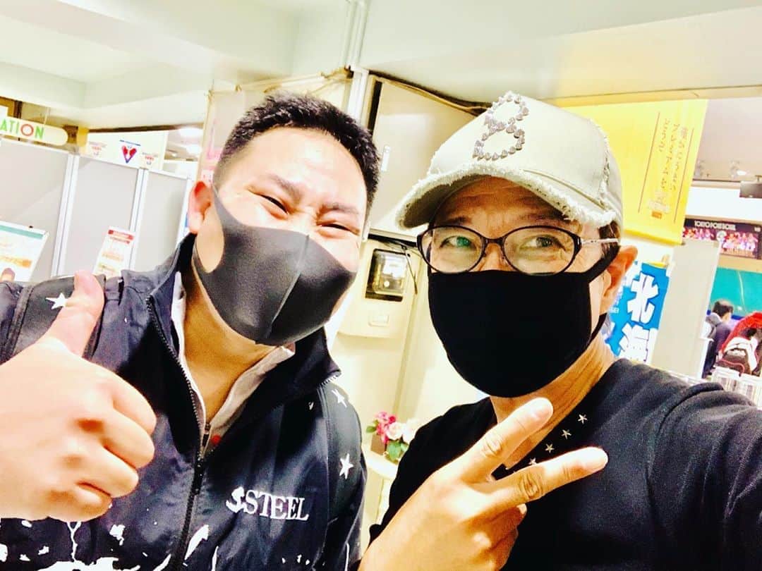 黒田アーサーのインスタグラム：「今日の夕方、東京ポートボウルに行ったらAPA出場の知り合いの男子プロが皆んな練習してました！いよいよ明日からAPAトーナメントが始まりますね😊✨皆さん頑張って下さい‼️写真は井上純平プロ😊✌️ #APAトーナメント #明日初日です  #井上純平プロ  #みんな頑張ってね  #東京ポートボウル #公式アンバサダー #黒田アーサー #ボウリング好きな人と繋がりたい  #ボウリング愛」