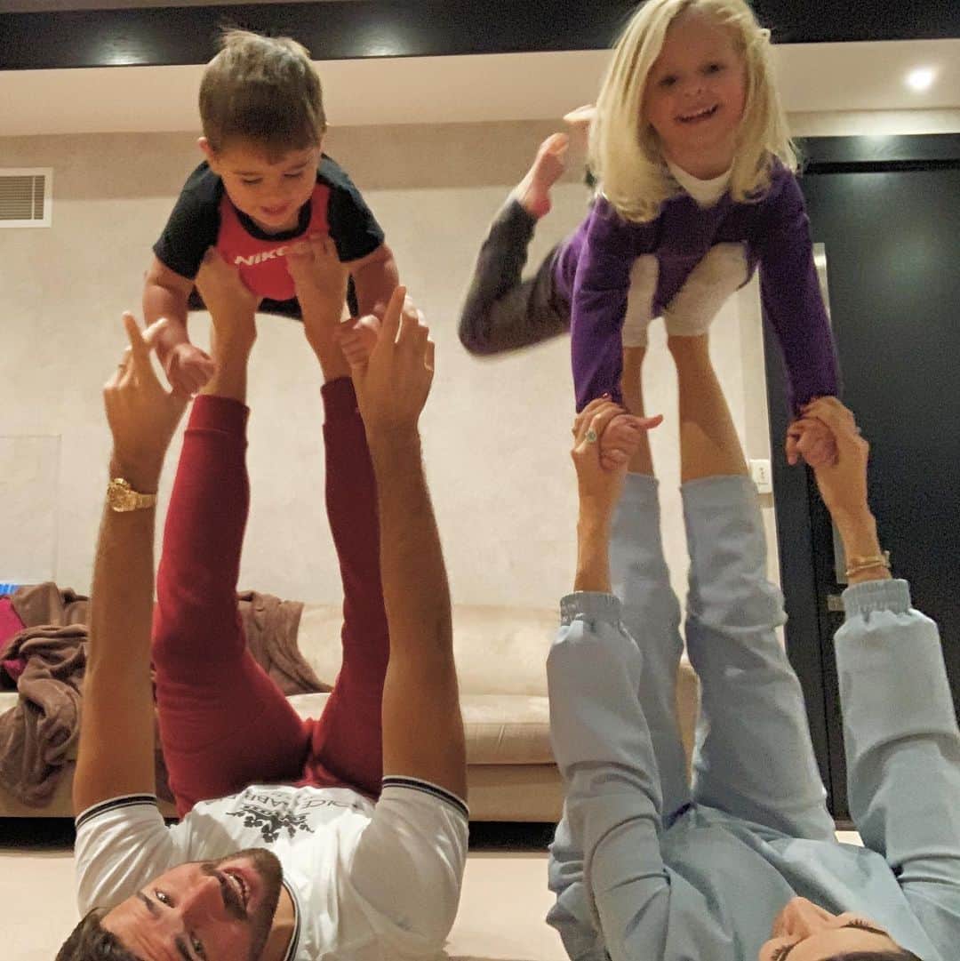 ナタリア・ベッカーのインスタグラム：「Folga do papai ❤️✈️ #familytime」