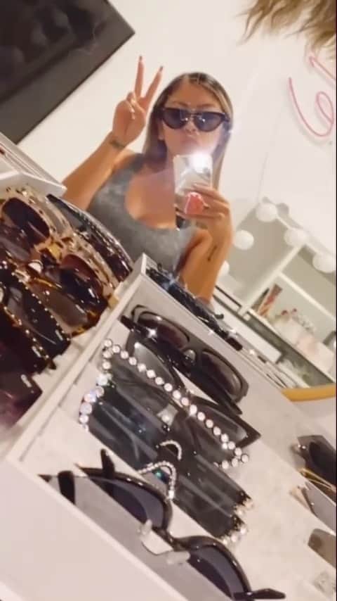 リアン Vのインスタグラム：「Kinda obsessed with sunglasses 😎 Here’s my Collection! 😍 Doing a giveaway soon! Stay tuned! 🎁」