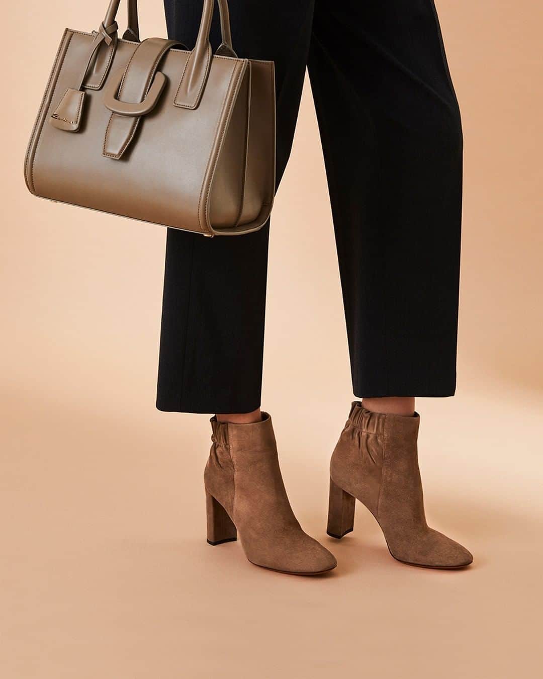 サントーニのインスタグラム：「Everyday dressing will always be chic thanks to these ankle boots in Fall-Winter's earthy brown colour palette.   #Santoni #SantoniFW20 #MadeinSantoni」