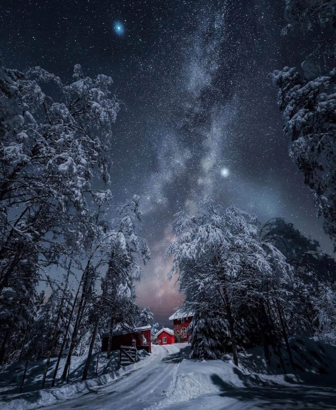 Earth Picsさんのインスタグラム写真 - (Earth PicsInstagram)「Winter nights in Norway ❄️Photo by @itseriksen」11月5日 3時00分 - earthpix