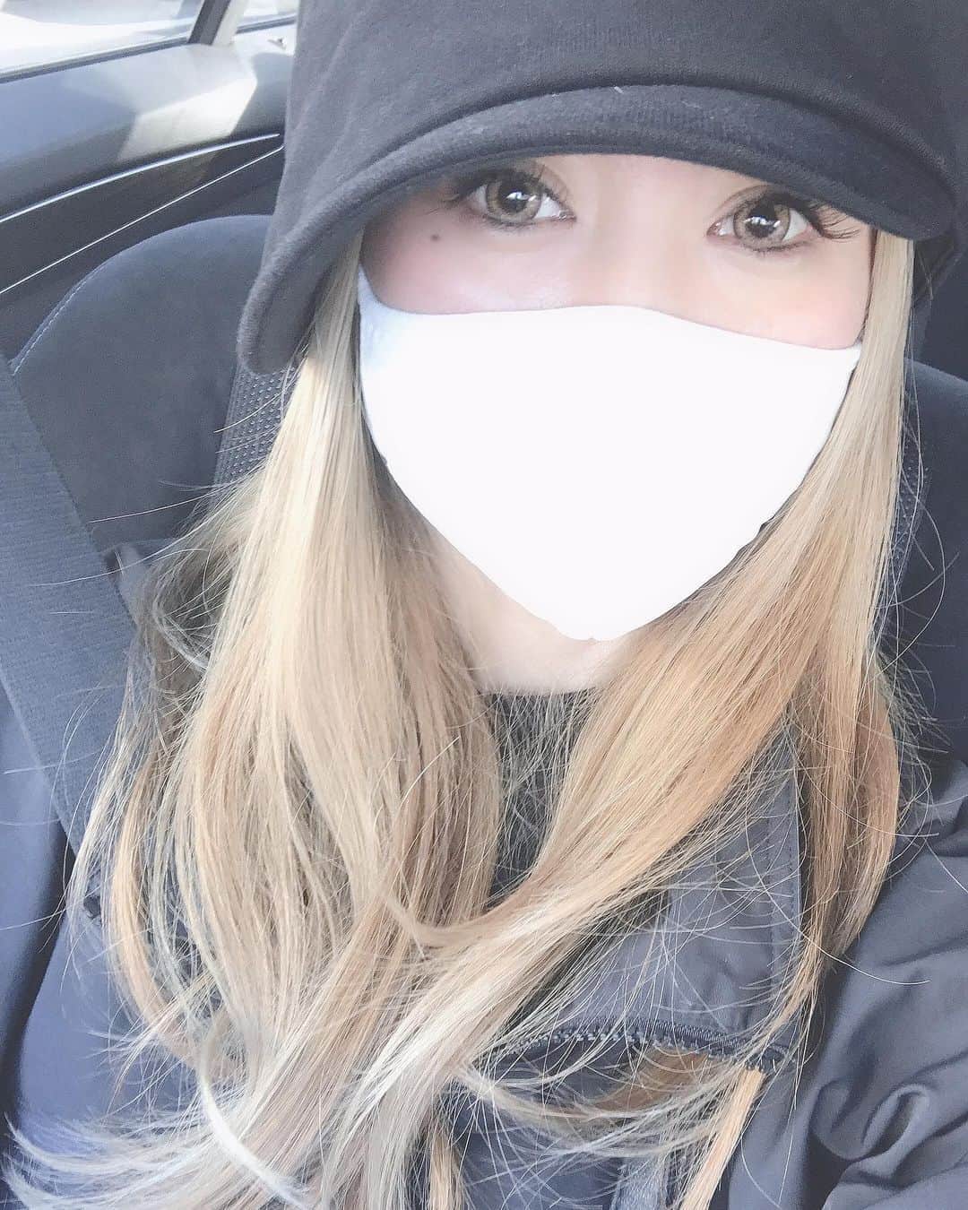 のインスタグラム：「診察行ってまいる😭💉 寒くなってきたね💦 私は電気毛布が無いと寝れません💦」