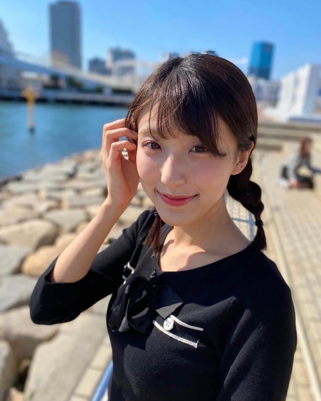 白木愛奈のインスタグラム：「神戸の海はめちゃくちゃ綺麗だった🐠🐬  #神戸旅行 #ハーバーランド #海 #bekobe #三つ編み #神戸」