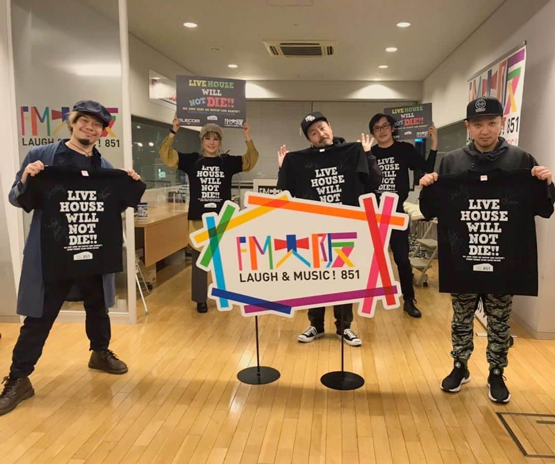 小嶋晶子のインスタグラム：「毎週金曜日21:30〜FM大阪『ELECOM presents LIVE HOUSE WILL NOT DIE!!」今週と来週はスペシャルゲストとして10-FEETが登場。年間100近くのライブを行う彼らがコロナ禍でのライブハウスについて語ってくれました。私個人としては...感染者数が増えているにも関わらず、最近は少し気持ちが緩んでしまっていたような。当たり前の日常を取り戻すまでは、まだまだ注意が必要なんだな、警戒しながら新しい一歩を踏み出すのは勇気がいることなんだな...と、お話を伺いながら感じました。是非、2週続けて聞いていただけたらと思います📻  ”ELECOM presents LIVE HOUSE WILL NOT DIE !!" The purpose of this program is to support Live Houses. Live Houses are smaller music venues in Japan. These small music venues have been hit particularly hard by the pandemic. This Friday and next Friday’s special guest will be 10-feet. 10-feet normally performs nearly 100 shows a year. But since the pandemic started, live performances have significantly decreased. 10-feet will discuss the impact that Covid-19 has had on them and performing live. Just so everyone knows, Japanese Live Houses are currently only open at half capacity. In addition, before entering the Live House, patrons must get their temperature checked at the door, disinfect their hands with alcohol spray, wear a face mask and stay 6 feet apart. Staff at Live houses are also opening the doors to ventilate. I want people to know that Live House staff are working very hard to adhere to the government’s guidelines so that people stay healthy, bands can play, and Live Houses thrive!  #ELECOM #FM大阪 #10feet #10FEET #LHWND #radio #japan #osaka #📻 #🇯🇵」