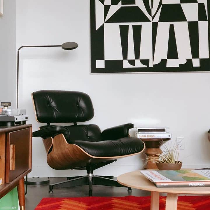 Herman Miller （ハーマンミラー）さんのインスタグラム写真 - (Herman Miller （ハーマンミラー）Instagram)「Need a quick escape? Reset and restore in the Eames Lounge Chair, no sandy beaches required. #HMatHome  📸: @bkstudioyyc」11月5日 3時05分 - hermanmiller