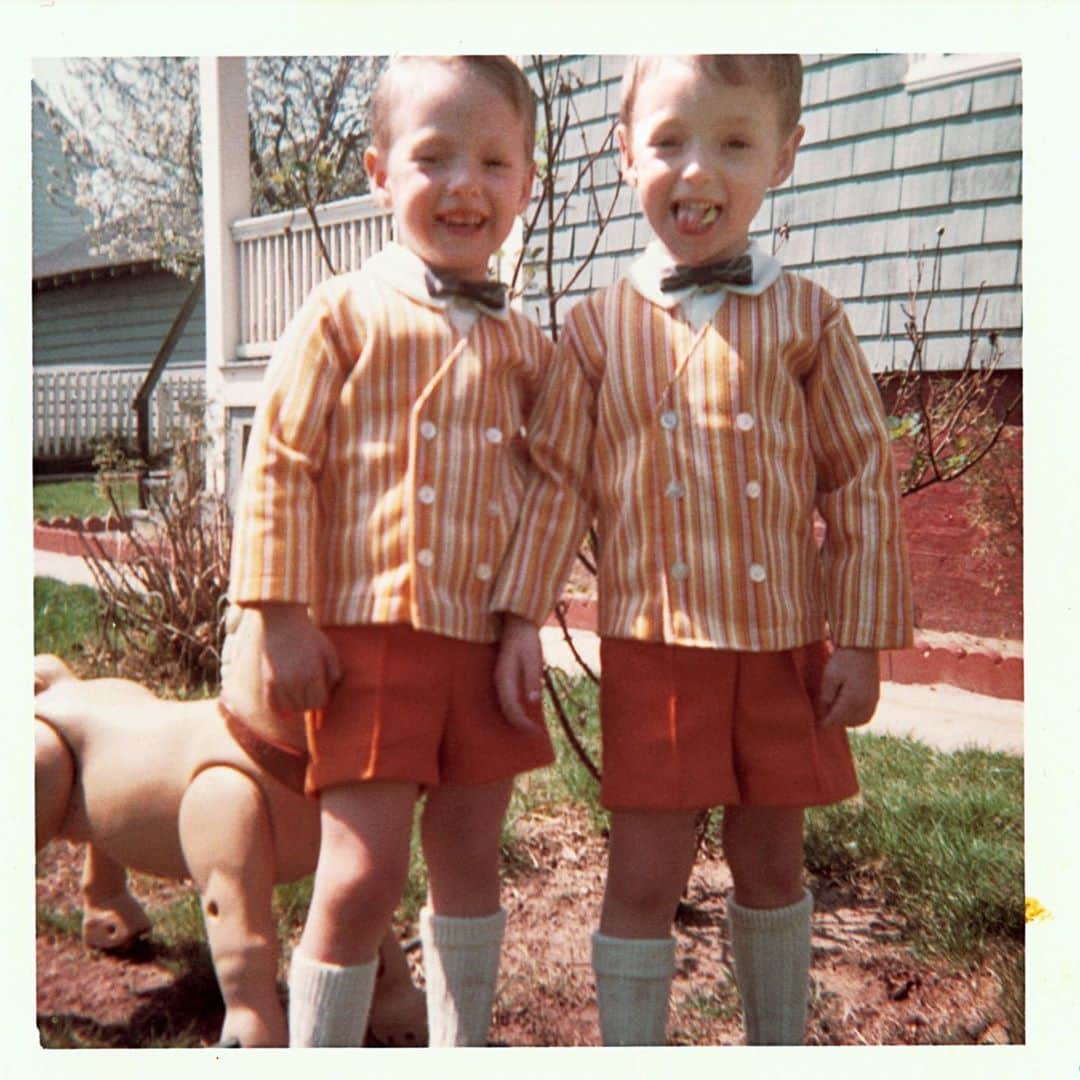 スコット・ケリーのインスタグラム：「Congratulations to the guy on the left, @CaptMarkKelly! ⁣ Guess Mom knew what she was doing when she dressed you in that suit and Senator’s bow tie. ⁣ You’re in good hands, Arizona. #fullspeedahead」