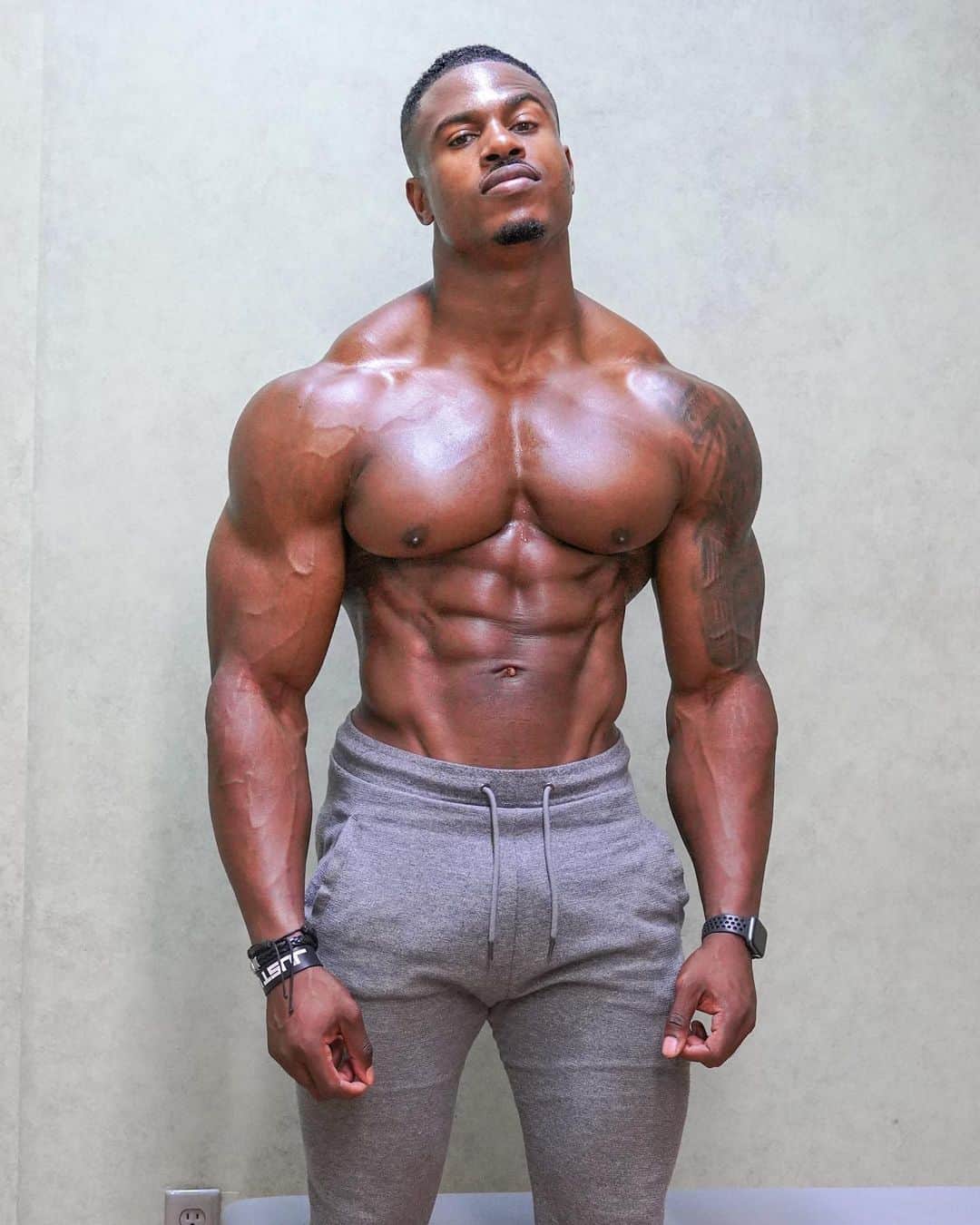 Simeon Pandaさんのインスタグラム写真 - (Simeon PandaInstagram)「When you just know you’re going to kill it! 😏 Train hard today people! 💪🏾🔥⁣ ⁣ 👉To download my diet & full training routines, visit SIMEONPANDA.COM⁣⁣ ⁣⁣ 👉 Be sure to SUBSCRIBE to my YouTube channel: YouTube.com/simeonpanda 👈⁣⁣⁣⁣⁣ Many more 🏠 home workouts all FREE at Youtube.com/simeonpanda ⁣⁣⁣⁣⁣ ⁣⁣ 💊 Follow @innosupps INNOSUPPS.COM ⚡️ for the supplements I use👌🏾⁣⁣⁣ ⁣ #simeonpanda」11月5日 3時07分 - simeonpanda