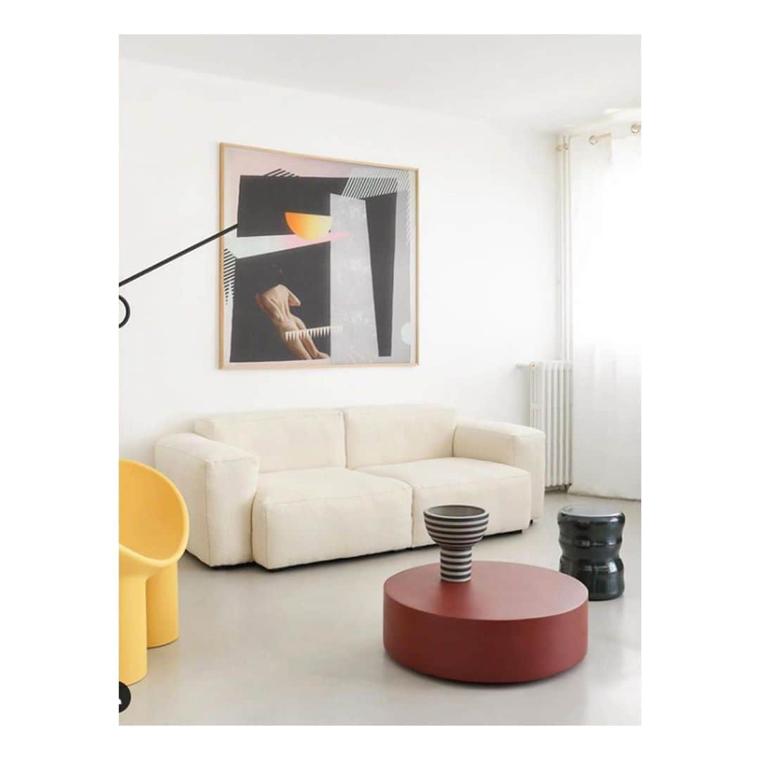 ベンシモンのインスタグラム：「Qui est aussi en télétravail par ici levez la main ? 🙋🏽‍♀️🙋🏼‍♀️ Avis à toutes celles qui ont leur ordi sur les genoux et leurs pieds sur le canapé (et les autres ❣️) : toute notre déco arrive sur notre site internet ! Cadeaux de noël, objets exclusifs pour illuminer vos intérieurs ou bougies aux senteurs uniques pour réchauffer vos cœurs... rendez-vous très bientôt sur le site !  📸 @hejustudio * photo d’inspiration, les jolis produits présents ne sont pas les nôtres  #inspiration #deco #mode #confinement」