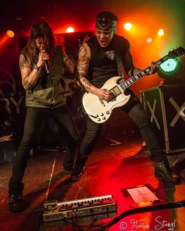 Queensrycheさんのインスタグラム写真 - (QueensrycheInstagram)「#waybackwednesday - Todd and Parker at Theater Fabrik in Muenchen 2013 (photo credit Florian Stangl Photography) #queensryche #theaterfabrik #ontour #germany🇩🇪 #toddlatorre #tlt #thevoice #leadvocalist #parkerlundgren #guitarist #guitarplayer #backupvocals #songwriters #talentedmusicians #memories #bamfers」11月5日 3時15分 - queensrycheofficial