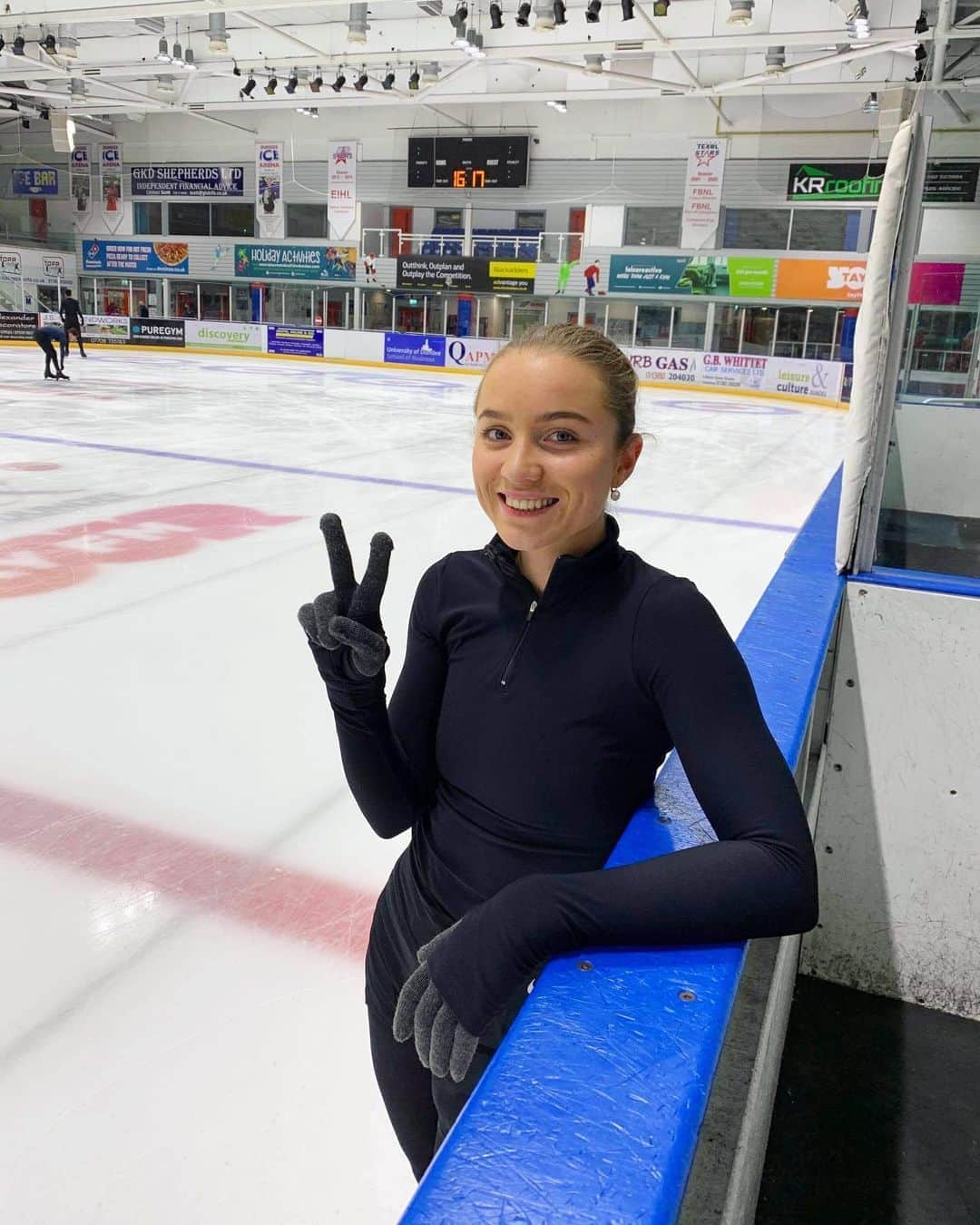 アレキサンドラ・ゴロフキナのインスタグラム：「First time on the ice after 2 months and first day at @ice_dundee 🥰👌✔️」