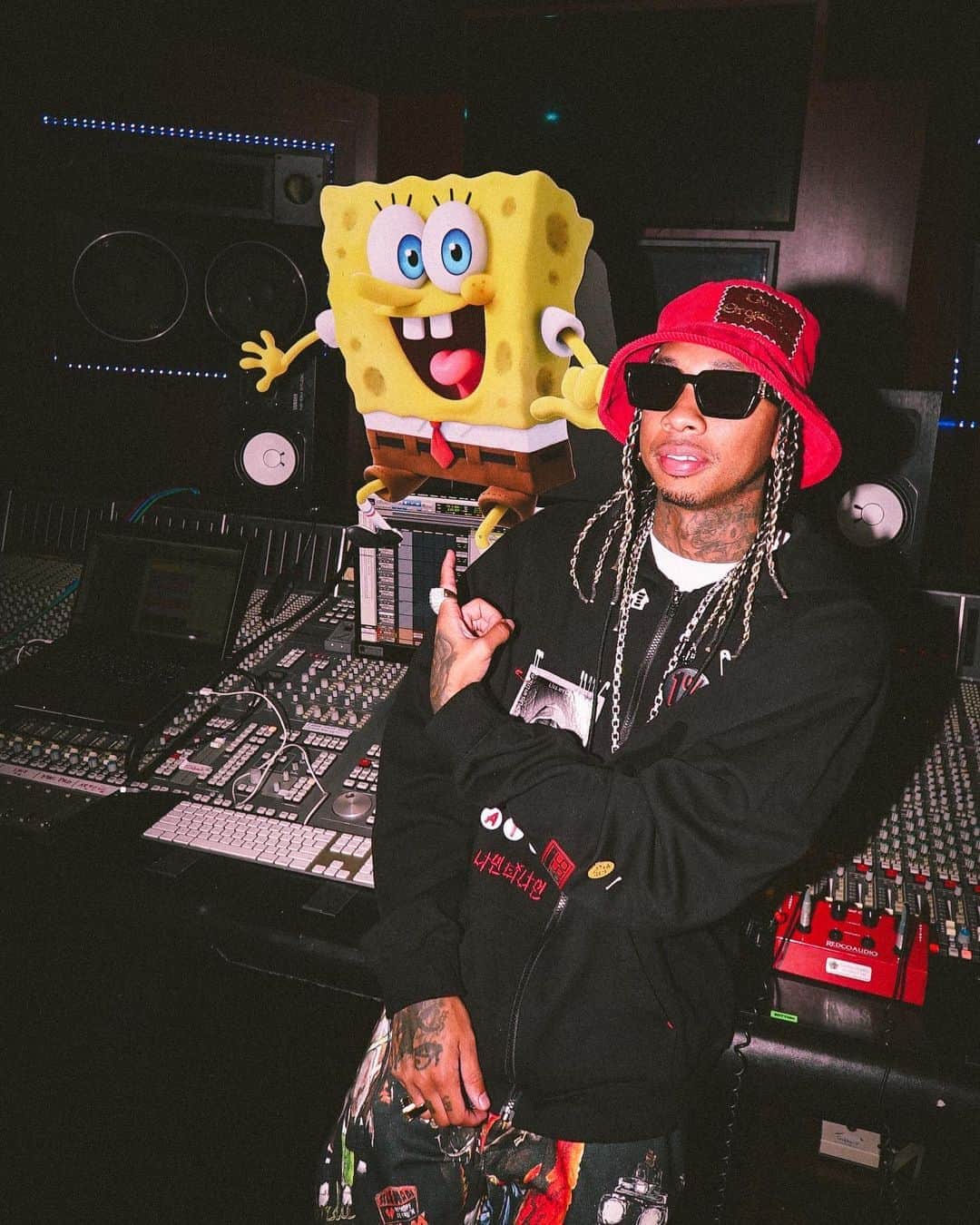 タイガのインスタグラム：「Bro pulled up to the studio 🧽🐅」