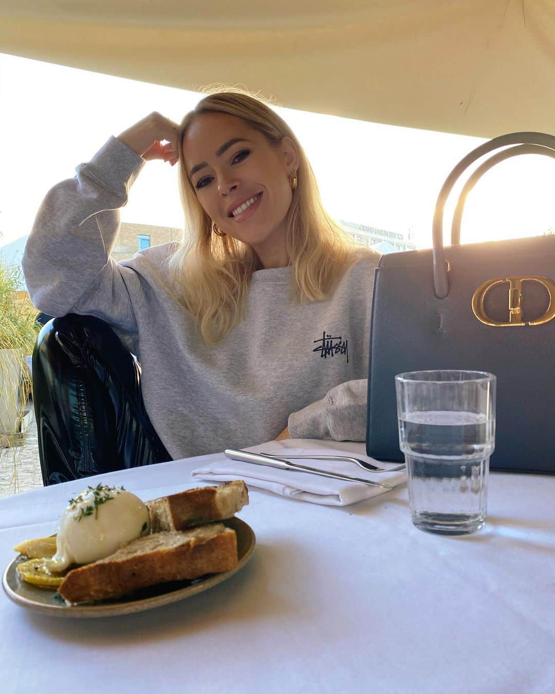 タニヤ・バーさんのインスタグラム写真 - (タニヤ・バーInstagram)「thank you sunshine for coming out for a special lunch before the restaurants close tomorrow and thank you @dior for the most beautiful gift #diorsthonore ♥️」11月5日 3時17分 - tanyaburr