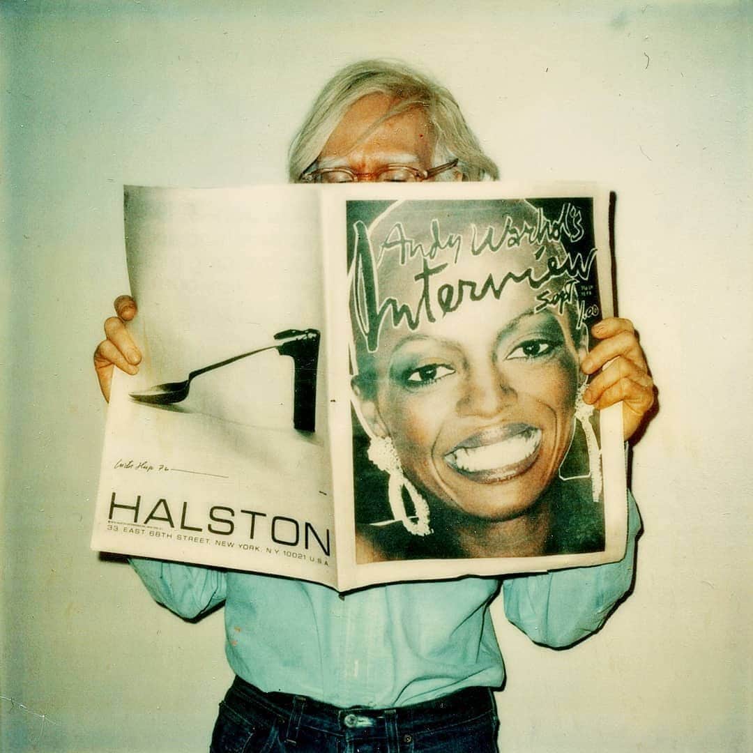 ホルストンのインスタグラム：「Andy Warhol reading the September 1976 issue of @interviewmag」
