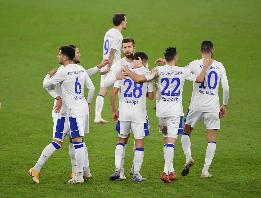 マティヤ・ナスタシッチのインスタグラム：「Nächste Runde ✔️ Der Sieg im DFB Pokal hat uns Selbstvertrauen für das schwere Spiel in Mainz gebracht. 🔵💪⚒💯 #GEmeinsampackenwirdas #nurderS04 #MN5」