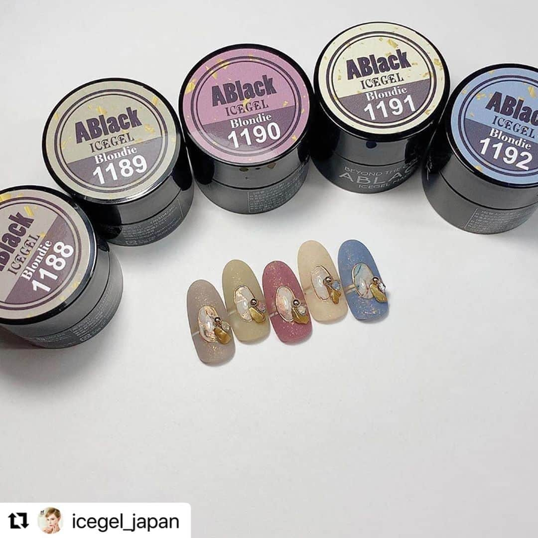 Icegel Nailさんのインスタグラム写真 - (Icegel NailInstagram)「🛍Online Shop : www.icegel.online . 日本語もあります こちらからご購入ください 🛍www.icegel.online🛍  . #Repost @icegel_japan with @make_repost ・・・ #Repost @kanae_leanail ・・・ .﻿ アイスジェルさんの新商品❤️﻿ 【ABLACK ブロンディジェル】﻿ ☑️1188　シャドー﻿ ☑️1189　ローリエグリーン﻿ ☑️1190　トスカーナピンク﻿ ☑️1191　エクリュ﻿ ☑️1192　ストレートグレー﻿ ﻿ 左:一度塗﻿ 中:二度塗り﻿ 右:三度塗り﻿ 一色でこんなに変化を楽しめます✨﻿ さらっと塗ればニュアンスにも使えちゃう✌️﻿ ﻿ 流行りのくすみカラーにキラキラの金箔✨﻿ 金箔は薄いので﻿ 塗った時の凹凸はありません❤️﻿ 私はマット仕上げがおすすめ😍﻿ ニットネイルにしたら可愛いかも❤️﻿ 作ってみよっと😍﻿ ﻿ TAT オンラインショップ﻿ ⚠️本日 11月2日 14:00 発売﻿ ﻿ #ブロンディージェル﻿ #アイスジェル﻿  @icegel_japan  @icegelnail  @icegel_global  ❋ ❋ ❋ ❋ ❋ ❋ ❋ ❋ ❋ ❋ ❋ ❋ ❋ ❋ ❋ ❋ ﻿ 【写ネイル】@shanailpro ﻿ Kanae Produce Sticker﻿ ◉Kanae Flowers﻿ ◉Kanae Feather﻿ ◉Kanae Flower Message-Monotone-﻿ ◉Kanae Flower Message-Color-﻿ ◉Kanae Emblem﻿ ◉Kanae Ink﻿ ◉Kanae Smoke﻿ ◉Kanae Arabesque﻿ ◉Kanae classical Flowers﻿ ◉Kanae Ink Flowers﻿ ﻿ 《Designer》 @shucreem921 ﻿ ❋ ❋ ❋ ❋ ❋ ❋ ❋ ❋ ❋ ❋ ❋ ❋ ❋ ❋ ❋ ❋﻿ ﻿ #japan #kawaii #leanail #nail #nailart #instanails #gelnail #design #ネイル #ネイルアート #ネイルデザイン#naildesign #beauty #指甲 #美甲 #네일 #네일아트 #Гвоздь #Nagel #Ongle #Kuku #artist」11月5日 3時25分 - icegelnail