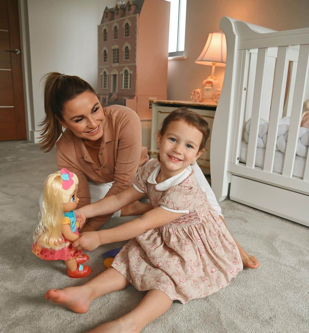 サム・フェアーズのインスタグラム：「Rosie absolutely loves her new #BabyAlive Baby Grows Up Doll from @Hasbro - she likes to pretend she’s a mummy with the baby from a new-born with her bottle to playing with her as she has grown into a big girl. Baby Grows Up really grows – she gets taller, her hair grows and she starts to talk.. You can pick up your very own #BabyGrow Up from @smythstoys    @Hasbro have been very kind to donate dolls to @trusselltrust in Epsom, an important initiative I’m supporting at the moment.    #AD #BabyGrowsUp」