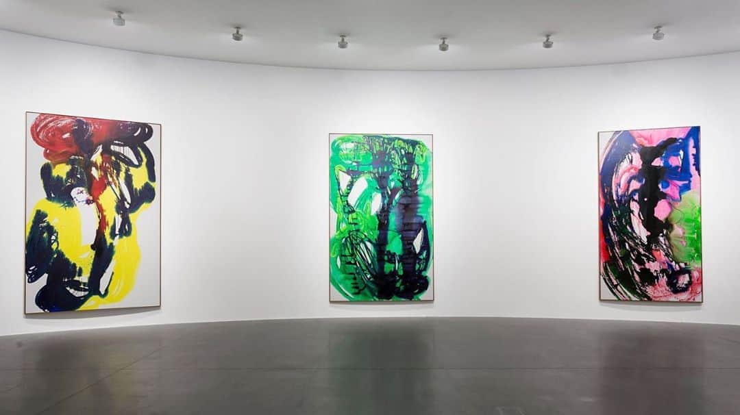 ガゴシアン・ギャラリーさんのインスタグラム写真 - (ガゴシアン・ギャラリーInstagram)「#KatharinaGrosse: "Separatrix," an exhibition of new paintings and works on paper by Katharina Grosse, is on view at Gagosian, Rome, through December 12.  Taking a cue from Leibniz’s theory of the “separatrix,” Grosse revels in the alternating moments of order and chaos that arise from visual thresholds—moments of collision and diffusion in medium, material, and hue. Her approach is scientific as well as painterly: she analyzes the material properties of paint, water, and canvas in advance, using their alchemical interactions to effect specific visual occurrences. Fields of color osmose into one another and collide like cultures growing in a petri dish; a sweeping brushstroke transforms into a matrix of neurons. In Grosse’s hands, the microscopic details of her process are magnified, resulting in towering formal compositions that attest to moments of flux and sudden clarity in her working process. Follow the link in our bio for more. __________ #Gagosian @katharina_grosse Installation views, "Katharina Grosse: Separatrix," Gagosian, Rome, October 31–December 12, 2020. Artwork © Katharina Grosse and VG Bild-Kunst, Bonn, Germany 2020. (1) Photo: Matteo D'Eletto, M3 Studio; (2–5) Photo: Leonardo Cestari」11月5日 3時33分 - gagosian