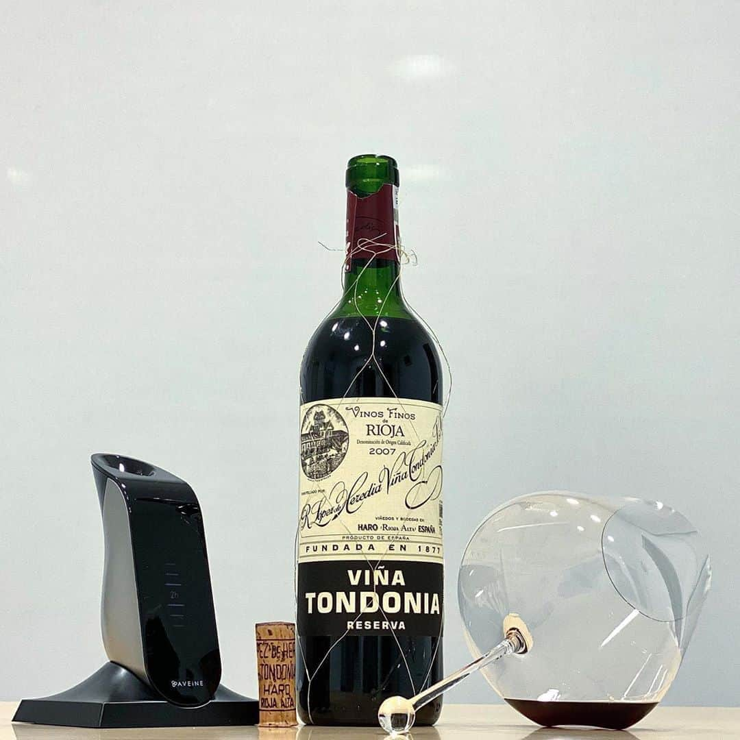 エンリケ・ソラ・クレメンテさんのインスタグラム写真 - (エンリケ・ソラ・クレメンテInstagram)「Viña Tondonia Reserva Tinto 2007, Bodegas R.López de Heredia Viña Tondonia, S.A. La atemporalidad hecha vino. 75% Tempranillo, 15% Garnacha y 10% Graciano y Mazuelo, con una crianza en barrica de 6 años. Un auténtico disfrute. La bodega más antigua de la emblemática ciudad de Haro, y una de las tres primeras de Rioja. Aveine Smart Wine Aerator: 2 horas de aireación recomendada. Un diseño único que garantiza la degustación perfecta al instante. Degustado en Zalto Denk'Art Gravitas Omega Glass. Salud gente! • • • • • #vino #vin #vinho #вино #ワイン #紅酒 #wein #champagne #winelover #wineinfluencer #winetime #winecellar #wineporn #instawine #winetasting #sommelier #champagnelover #somm #tondonia #wineaerator #viñatondonia #viñatondoniareserva #riojawine #aveine #zaltify #zalto #aveinesmartaerator」11月5日 3時40分 - kike_sola