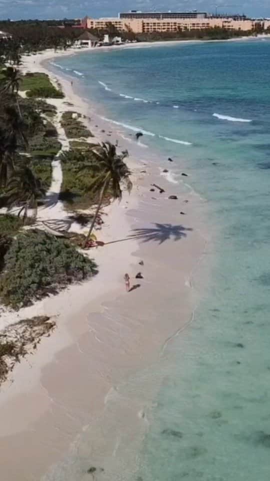 アリサ・ラモスのインスタグラム：「Wasn't going to post today since my anxiety is the worst it's been in years, but then I remembered most of you are probably feeling the same way, so I made you this tranquil beach video with some inspiring música!   Some tips for keeping calm and reducing anxiety as we patiently await the results:  - Breathe. Count your breaths to 100 or do deep inhale, hold for 7 seconds, then long exhale. - Go outside. Take a walk, swim, or even take some pics! - Exercise. Although I hate it, it's a sure way to reduce stress and anxiety. - Talk to friends and loved ones. They're probably feeling the same way! - Watch a RomCom or funny movie. I'm legit watching a holiday RomCom right now. - Meditate. There's tons of free apps and resources (my bf has tons of free videos on his site!) - Look at travel photos and videos. Manifest the future and reminisce the past! - Read a book. Preferably outside. - Drink some calming tea....or wine 😜  How's everyone feeling?? Any tips I missed??   #playadelcarmen #puntoesmerelda #blueflagbeach #girlswhodrone #travelinspo #solotravel #mylifesatravelmovie #antianxietytips」