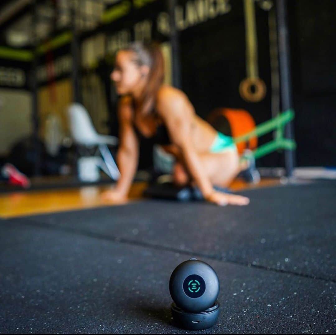Camille Leblanc-Bazinetさんのインスタグラム写真 - (Camille Leblanc-BazinetInstagram)「Music can have a profound effect on both the emotions and the body.   Faster music can make you feel more alert and concentrate better.  Upbeat music can make you feel more optimistic and positive about life.  A slower tempo can quiet your mind and relax your muscles, making you feel soothed while releasing the stress of the day.  Music is effective for relaxation and stress management.  Ive learned to use music a long time ago to optimize my productivity. Chill music for studying/working and upbeat music for training. Just like your muscles, your brain remembers and thrive on habits. As soon as I hear certain song, my body knows is time to train, work, study or just relax :)  Try always listening to the same song when you start your training session and after a couple of weeks, when you don’t feel like training put the same song on and notice how your body just gets in the flow by itself. It’s training time 💥   @esc_sounds   #themoreyouknow #whatsyourtune」11月5日 3時51分 - camillelbaz