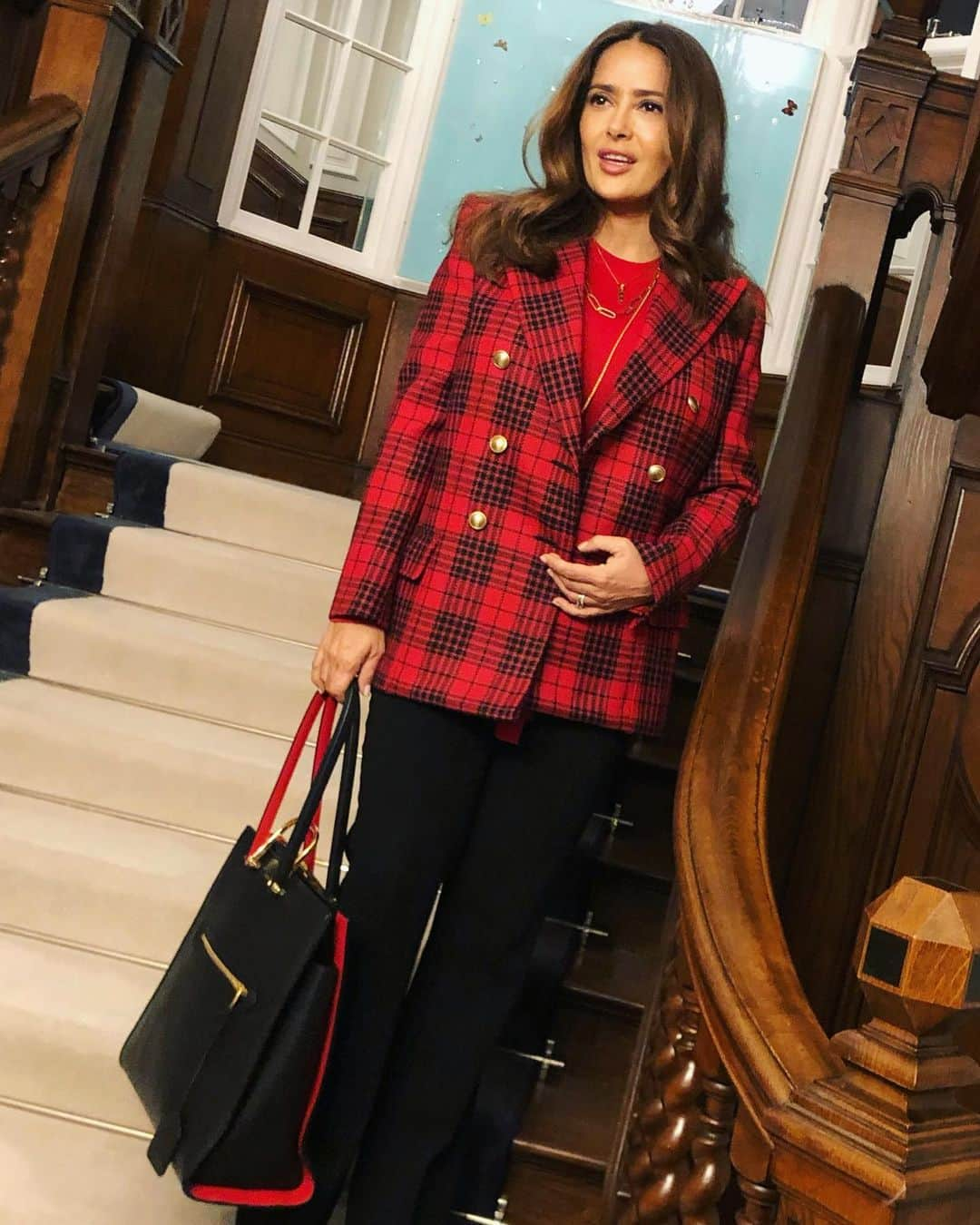 サルマ・ハエックさんのインスタグラム写真 - (サルマ・ハエックInstagram)「I am wearing black and red because I am on my way to watch Stade Rennais against Chelsea in the Champions League. I hope it brings us good luck ! Je porte du rouge et noir pour  aller voir le Stade Rennais contre Chelsea en Champions League ! Espérons que cela nous porte chance ! @staderennaisfc @chelseafc #soccer #football #london @alexandermcqueen @ysl」11月5日 3時53分 - salmahayek