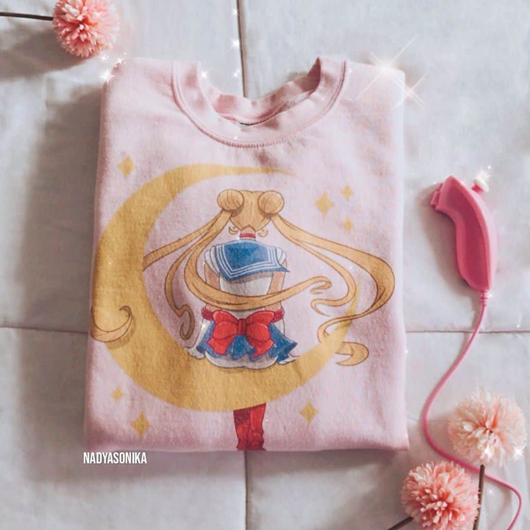 Nadya Antonさんのインスタグラム写真 - (Nadya AntonInstagram)「🌸 favorite sweater 🌸 By @claygrahamart  #pinkaesthetic #sailormoon #pinksetup #gamergirl #anime #girlpower」11月5日 4時01分 - nadyasonika