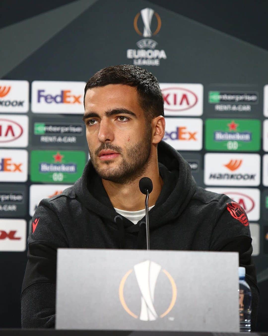 ミケル・メリノのインスタグラム：「🔊🎤 Listos! Con ganas de mañana! #europaleague」