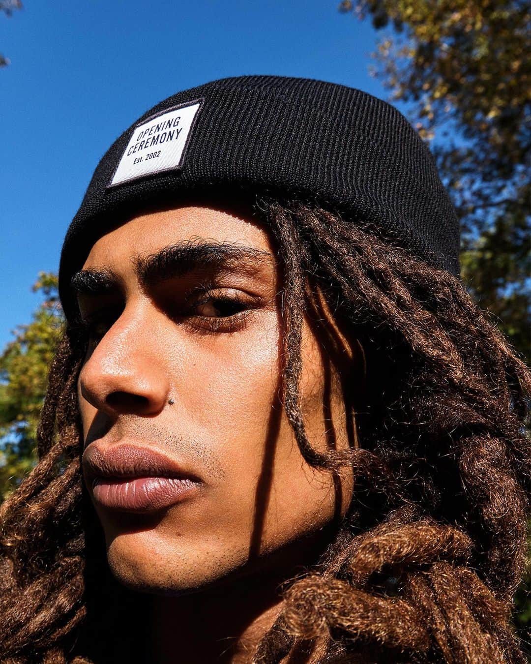 オープニングセレモニーのインスタグラム：「The Box logo beanie, available in black, blue and other colors. Choose your favorite on our website.⁠⠀ ⁠⠀ openingceremony.com⁠⠀ ⁠⠀ 📸 by @jimcnedd / styling by @franciferretti /⁠⠀ model @momyonekenobi」
