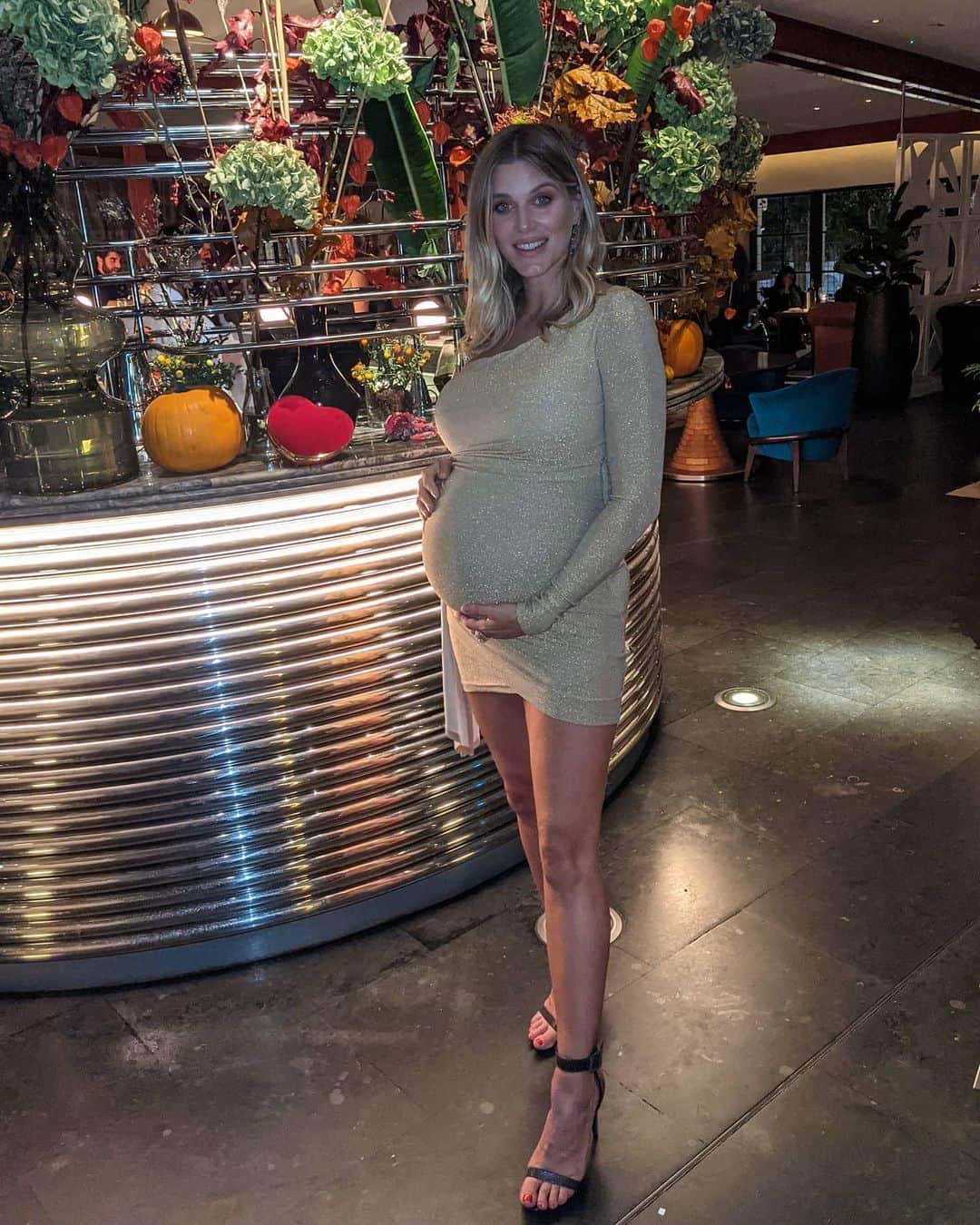 Ashley Jamesさんのインスタグラム写真 - (Ashley JamesInstagram)「Had to get dressed up one last time before lockdown 2.0. 🤰🏼👠 I'm definitely not meant to be wearing heels for my pelvic girdle pain (hope my physio doesn't see this), but it felt so good to get all dressed up after so long for one last shindig. Felt like my old self and got to wear my very extra coat. 🥰  Now it's time to hibernate to finish growing this bambino... I really hope you're all doing ok. ❤️」11月5日 4時13分 - ashleylouisejames