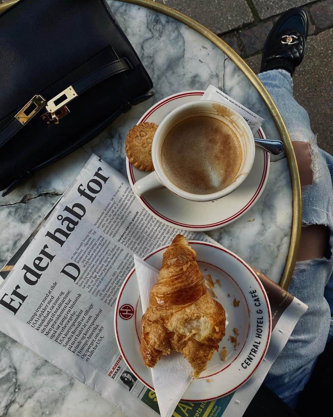 ペニーレ・タイスベックさんのインスタグラム写真 - (ペニーレ・タイスベックInstagram)「Was much needed today 🥐☕️🕶」11月5日 4時38分 - pernilleteisbaek