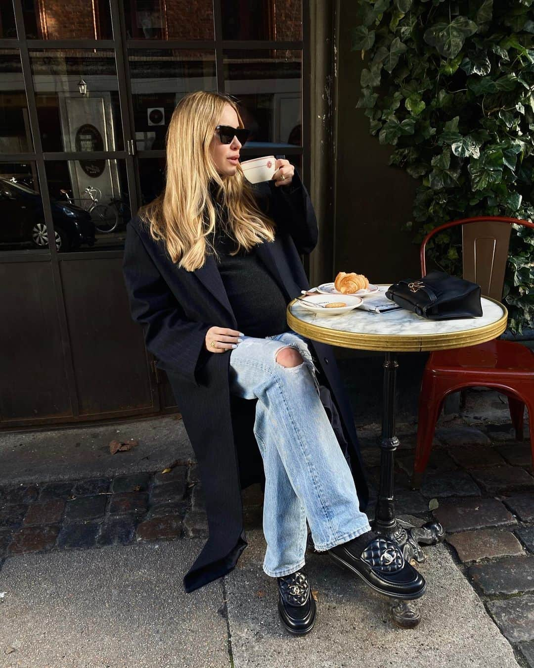 ペニーレ・タイスベックさんのインスタグラム写真 - (ペニーレ・タイスベックInstagram)「Was much needed today 🥐☕️🕶」11月5日 4時38分 - pernilleteisbaek