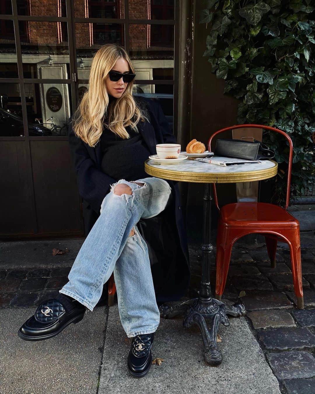 ペニーレ・タイスベックのインスタグラム：「Was much needed today 🥐☕️🕶」