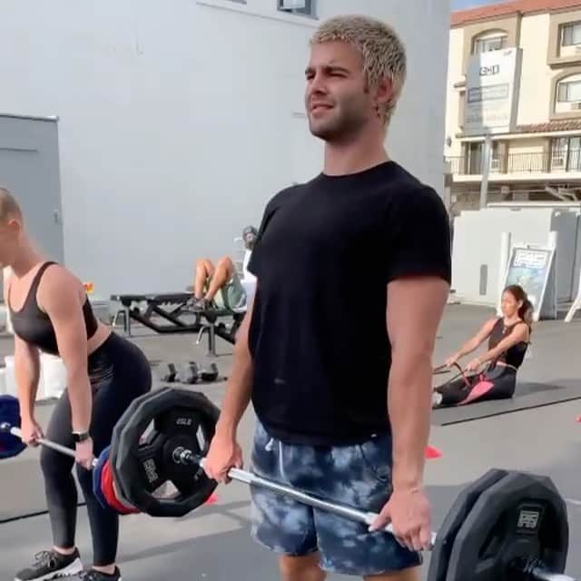 のインスタグラム：「It’s all about the GAINS TRAIN folks. Hard work, blood, sweat and tears for breakfast DAILY. GO GET UR DREAM LIFE AND STOP MAKING EXCUSES 💛」