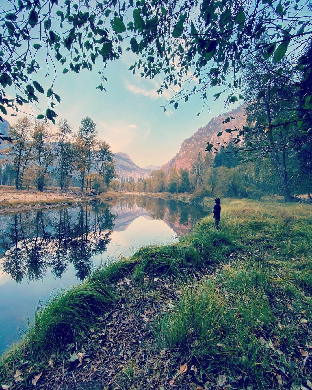 アシュリー・ハートのインスタグラム：「When I am out in Nature, I remember.  Like a subtle smell that takes you right there, I connect with that place within. That placed where I finally feel like I’m in my own skin.  I looked up at the sparkling lights with folded arms that night,  and I furrowed my brow, remembering.  Somehow I was also mad that I forgot.  What happens? Where do I go off?  Getting so wrapped up in everything else.  When there are so many paths to walk, which one do I choose?  It’s real to feel we need to juggle so much, do this, that and the other, before we can simply stop.  Yet without the remembrance of our most natural state, we’re simply doing just that.  Juggling life, getting by, just surviving,  not thriving.  We must connect with ourselves first,  to walk a true path, Heart forward.  I wake this morning back in the city,  Election stirrings, intense energy in the air.  A desire to just get out-  Yet a quiet voice says  Find the connection and the peace right here.   What ways do you find home and true connection in the business of it all?   This morning this piece of writting, a quick meditation, and the intention to listen to something other than my thoughts, has me here. Now I am established in being before I take action on all those ‘to do’s’.   Thank you to Nature for always reminding me it’s within me, just waiting for my recognition. I’m listening, I’m here.   Are you?」