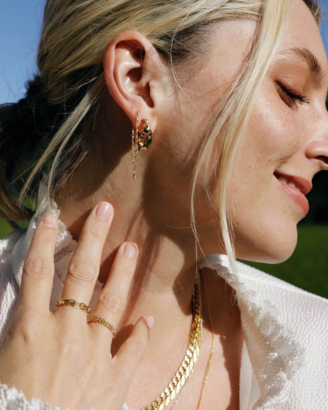 Estée Lalondeのインスタグラム：「☁️ E L E V A T E ☁️  #esteelalondeXdaisy @daisy_jewellery ✨」