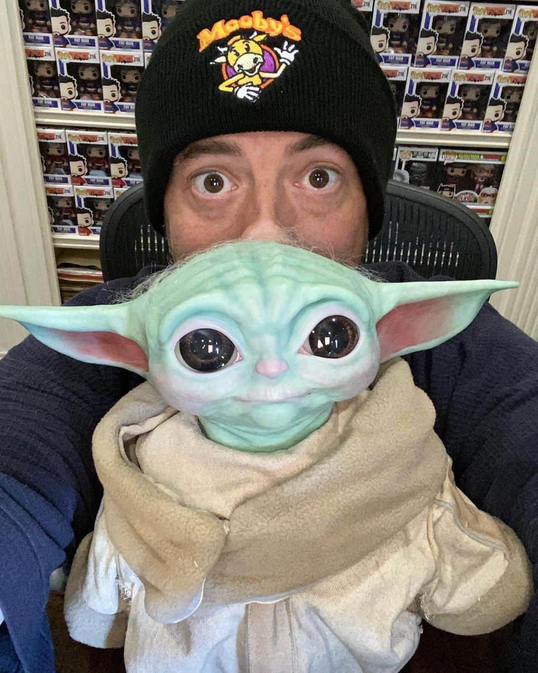 ケヴィン・スミスのインスタグラム：「SMod bless #thechild! Thank you, @sideshowcollectibles: my new emotional support Jedi arrived just in time! Congrats on yet another detailed masterpiece! But this is the Way with #sideshowcollectibles!  I’ll be watching @cnn with my little friend all day, but after that? I’ve got a plastic pal with whom to watch @themandalorian! #KevinSmith #sideshow #babyyoda #themandolorian #starwars #disneyplus」