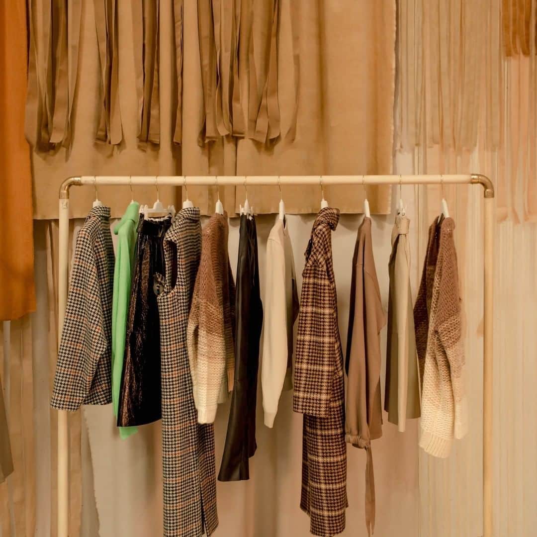 アリジさんのインスタグラム写真 - (アリジInstagram)「Degradè knitwear, prince of wales pattern on new volumes, leather pieces, a touch of neon color.  How to make a perfect #madeinalysi wardrobe, with FW20 Collection now available in boutique or online  on alysi.com   #alysi #fw20 #perfectwardrobe」11月5日 5時00分 - alysiofficial
